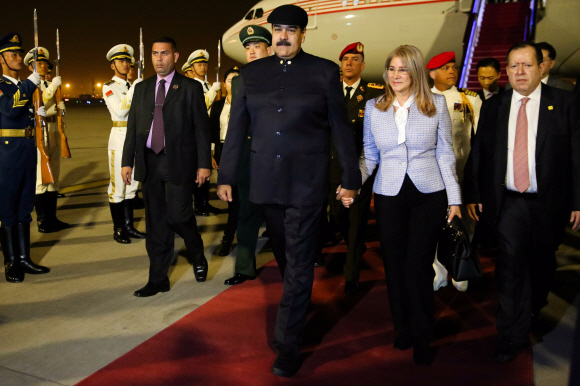 13일 베이징에 도착한 니콜라스 마두로(앞줄 왼쪽) 베네수엘라 대통령이 비행기에 내려 부인과 함께 걸어나오고 있는 모습. 　서울신문 DB 