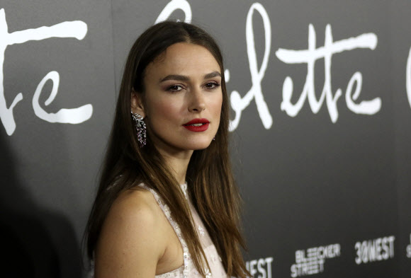 할리우드 배우 키이라 나이틀리가 14일(현지시간) 미국 캘리포니아주 베벌리힐스의 새뮤얼 골드윈 극장에서 열린 영화 ‘콜레트(Colette)’의 LA 특별 시사회에 참석했다. AP 연합뉴스