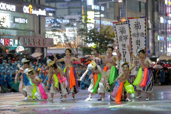 화려한 거리댄스퍼레이드