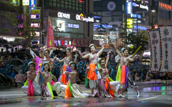 화려한 거리댄스퍼레이드