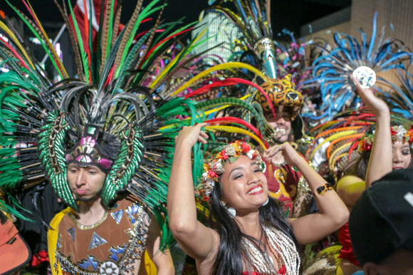 화려한 거리댄스퍼레이드