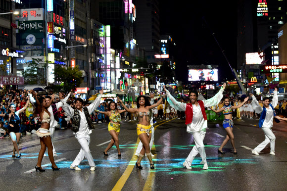 화려한 거리댄스퍼레이드