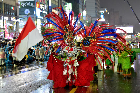 화려한 거리댄스퍼레이드