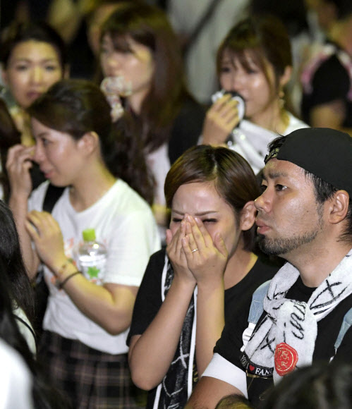 일본 국민가수 아무로 나미에 은퇴에 눈물 흘리는 팬들
