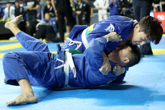 상대방 제압하는 허경환