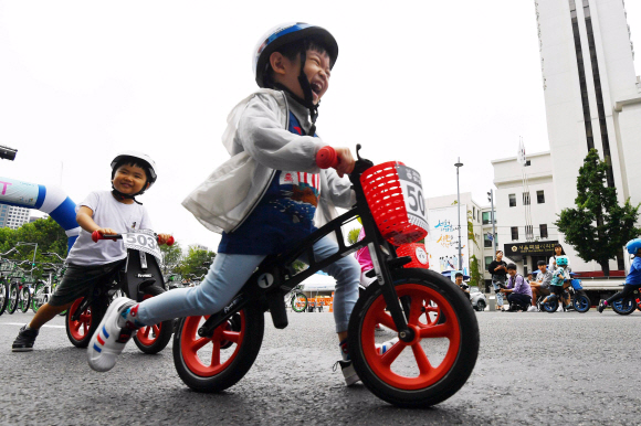 16일 서울 세종대로 일대에서 열린 서울 차 없는 날 2018에서 어린이들이 따릉이 등 무동력 퍼레이드를 하고 있다.2018. 9. 16. 박윤슬 기자 seul@seoul.co.kr
