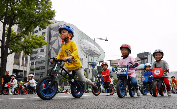 16일 서울 세종대로 일대에서 열린 서울 차 없는 날 2018에서 어린이들이 따릉이 등 무동력 퍼레이드를 하고 있다.2018. 9. 16. 박윤슬 기자 seul@seoul.co.kr