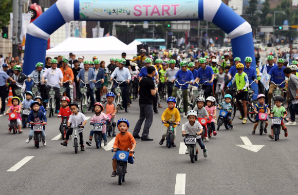 16일 서울 세종대로 일대에서 열린 서울 차 없는 날 2018에서 어린이들이 따릉이 등 무동력 퍼레이드를 하고 있다.2018. 9. 16. 박윤슬 기자 seul@seoul.co.kr