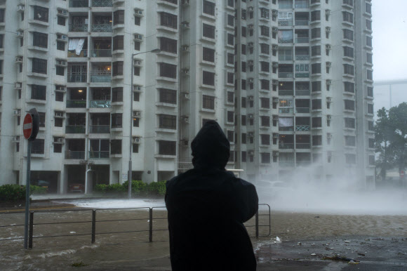 16일(현지시간) 가장 강력한 슈퍼 태풍 망쿳이 강타한 홍콩 싱화춘 역이 홍수가 나 거리가 침수 되었다. AFP 연합뉴스