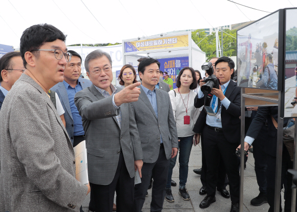 문재인 대통령이 16일 오후 광화문 광장에서 열리는 실패 박람회를 방문해 노숙인 출신 사진작가들의 사진작품을 관람하고 있다. 2018. 9. 16. 도준석기자 pado@seoul.co.kr