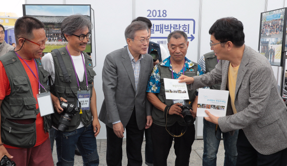 문재인 대통령이 16일 오후 광화문 광장에서 열리는 실패 박람회를 방문해 노숙인 출신 사진작과 들과 기념촬영을 하고 있다. 2018. 9. 16. 도준석기자 pado@seoul.co.kr