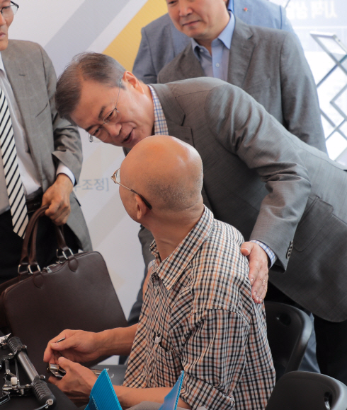 문재인 대통령이 16일 오후 광화문 광장에서 열리는 실패 박람회를 방문해 참가자들과 이야기를 나누고 있다. 2018. 9. 16. 도준석기자 pado@seoul.co.kr