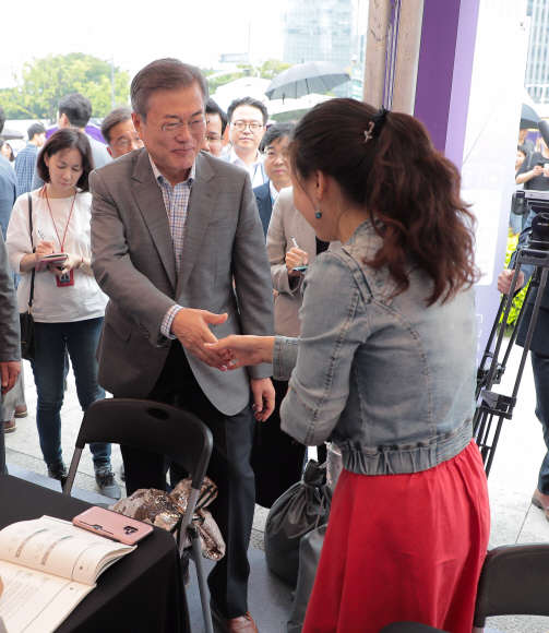 문재인 대통령이 16일 오후 광화문 광장에서 열리는 실패 박람회를 방문해 참가자들과 이야기를 나누고 있다.2018. 9. 16. 도준석기자 pado@seoul.co.kr