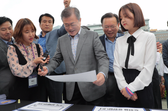 문재인 대통령이 16일 오후 광화문 광장에서 열리는 실패 박람회를 방문해 참가자들과 이야기를 나누고 있다. 2018. 9. 16. 도준석기자 pado@seoul.co.kr