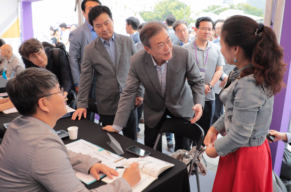 문재인 대통령이 16일 오후 광화문 광장에서 열리는 실패 박람회를 방문해 참가자들과 이야기를 나누고 있다. 2018. 9. 16. 도준석기자 pado@seoul.co.kr