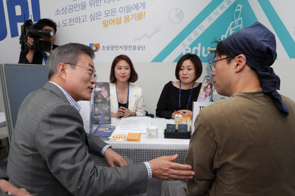 문재인 대통령이 16일 오후 광화문 광장에서 열리는 실패 박람회를 노숙인 출신 사진작가들과 찍은 기념사진을 받고 있다. 2018.9.16 도준석 기자 pado@seoul.co.kr