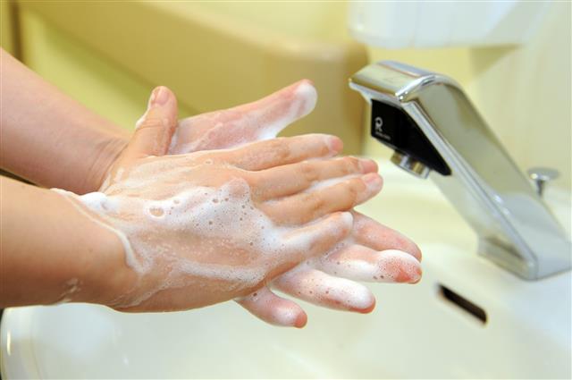 적당한 손씻기는 감염 위험을 높이지만 과도한 비누사용은 가려움증 위험을 높인다. 뜨거운 물과 때수건도 가려움증을 악화시킬 수 있다. 서울신문 DB