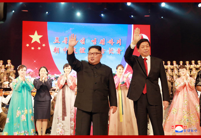 지난 10일 김정은 북한 국무위원장이 시진핑 중국 국가주석의 특별대표로 방북한 리잔수(오른쪽) 상무위원을 위한 환영공연을 열고 있다. 출처:조선중앙통신