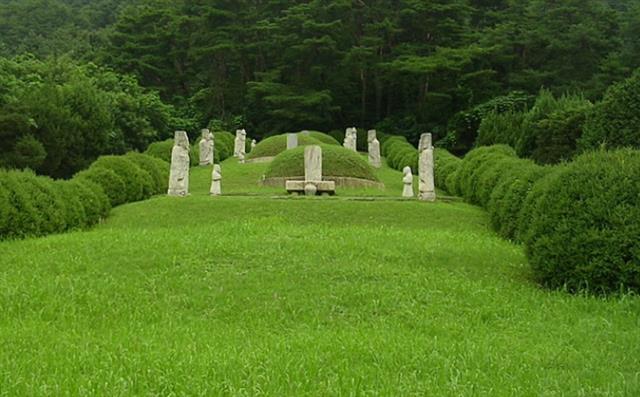 경기도 가평군 상면 태봉리에 있는 이정귀의 묘소와 묘비. 경기도 지방문화재 79호.