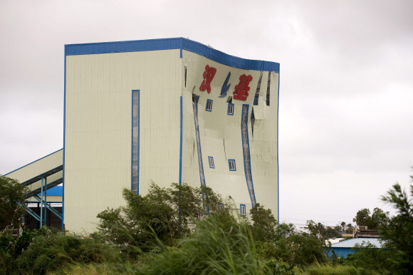 17일(현지시간) 중국 광둥성 주하이 시에서 태풍 ‘망쿳’의 피해를 입은 공장이 전면부에 큰 손상을 입고 있다. AFP 연합뉴스