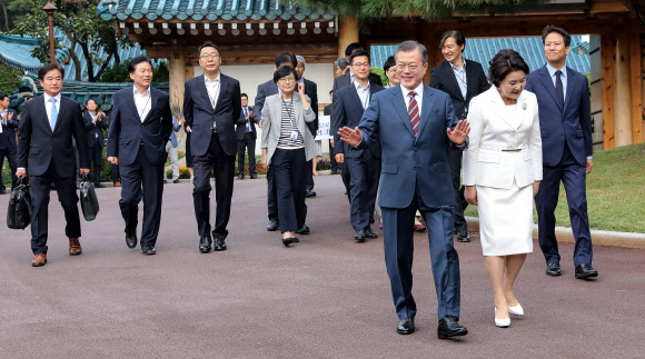 [평양정상회담] 환송하는 직원들에게 인사하는 문 대통령 내외