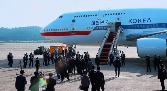 [평양정상회담] 평양 남북정상회담 위해 출발하는 문 대통령 내외