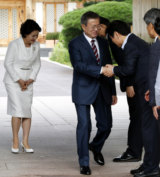 [평양정상회담] 보좌진 환송받는 문 대통령 내외