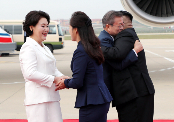 문재인 대통령과 부인 김정숙 여사가 18일 오전 평양 순안공항에 도착해 마중나온 김정은 국무위원장과 부인 리설주 여사와 인사하고 있다. 2018.9.18 평양사진공동취재단