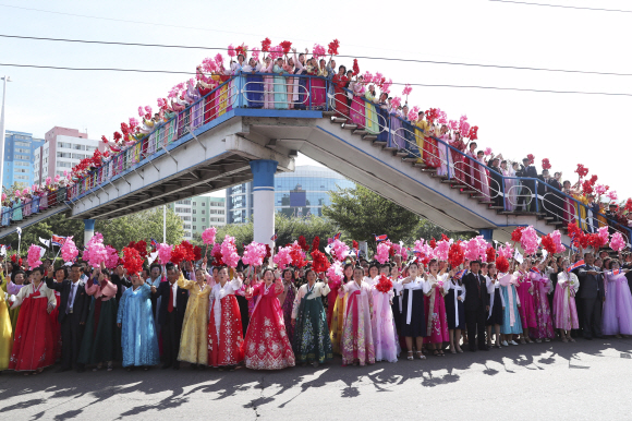 18일 평양 순안공항에서 평양시내로 향하는 길 가에 늘어선 평양시민들이 문재인 대통령 일행을 환영하고 있다. 2018.09.18 평양사진공동취재단