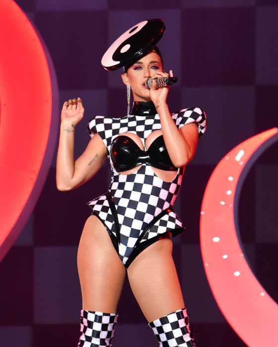 가수 케이티 페리가 16일(현지시간) 미국 캘리포니아주 샌디에이고 델마에서 열린 ‘KAABOO Del Mar’ 페스티벌 무대에 올라 공연을 펼치고 있다.<br>TOPIC/Splash News