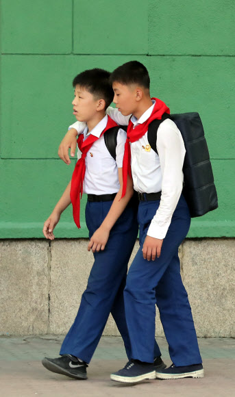평양 시내에서 교복을 입은 북한 학생들이 어깨동무를하고 걷고 있다. 왼쪽 학생이 해외 브랜드 ‘나이키’ 운동화를 착용한 모습이 인상적이다.  평양사진공동취재단