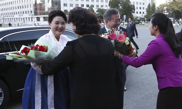 남북정상회담을 위해 평양을 방문중인 문재인 대통령과 부인 김정숙 여사가 18일 오후 환영 예술공연이 열리는 평양대극장에 도착해 꽃다발을 받고 있다. 2018.9.19 평양사진공동취재단