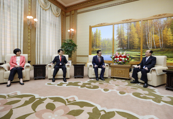 문재인 대통령의 남북정상회담 특별수행원 자격으로 평양을 찾은 여야 3당 대표가 19일 오전 평양 만수대의사당에서 김영남 최고인민회의 상임위원회 위원장과 면담을 하고 있다. 왼쪽부터 이정미 정의당 대표, 정동영 민주평화당 대표, 이해찬 더불어민주당 대표, 김영남 위원장. 2018.09.19. 평양사진공동취재단