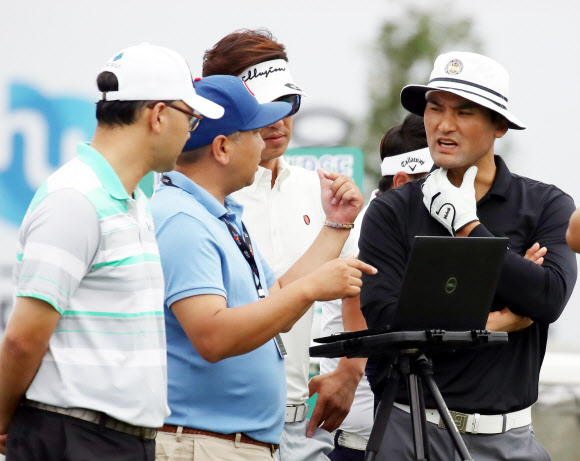 거리 확인하는 박찬호