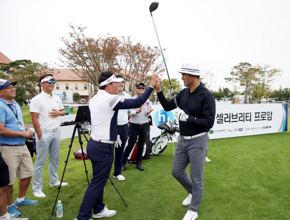 하이파이브하는 박찬호와 이승택