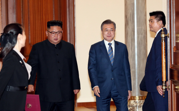 문재인 대통령과 김정은 국무위원장이 19일 백화원 영빈관에서 정상회담을 마친 뒤 평양공동선언서에 서명하기 위해 입장하고 있다. 2018.9.19 /평양사진공동취재단