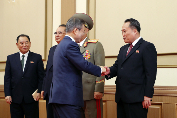 문재인 대통령이 19일 오전 평양 백화원 영빈관에서 평양공동선언문 서명식을 마친 후 리선권 조국평화통일위원장과 악수하고 있다. 2018.9.19./평양사진공동취재단