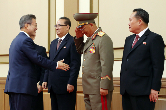 문재인 대통령과 김정은 국무위원장이 19일 오전 평양 백화원 영빈관에서 평양공동선언문에 서명한 후 노광철 인민무력상과 악수하고 있다. 2018.9.19.평양사진공동취재단