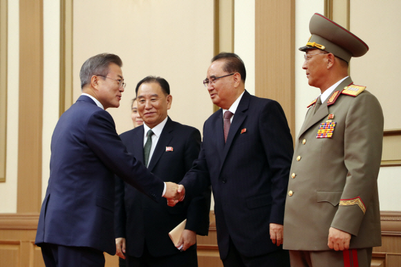 문재인 대통령이 19일 오전 평양 백화원 영빈관에서 평양공동선언문 서명식을 마친 후 리수용 당 국제담당 부위원장과 악수하고 있다. 2018.9.19./평양사진공동취재단
