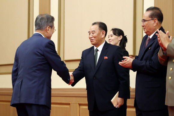 문재인 대통령이 19일 오전 평양 백화원 영빈관에서 평양공동선언문 서명식을 마친 후 김영철 당 부위원장 겸 통일전선부장과 악수하고 있다. 2018.9.19./평양사진공동취재단