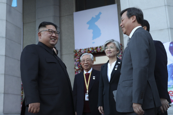 남북정상회담을 위해 평양을 방문중인 문재인 대통령과 부인 김정숙 여사가 18일 오후 평양대극장  공연관람을 오기 전 먼저 온 김정은 국무위원장과 부인 리설주 여사가 공식수행원과 인사를 하고 있다.2018.09.18./평양사진공동취재단