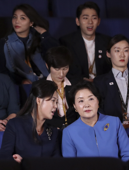 문재인 대통령 부인 김정숙 여사와 김정은 국무위원장 부인 리설주 여사가 18일 오후 김원균명칭 음악종합대학을 방문해 오케스트라 공연을 관람하고 있다. 2018.9.18 / 평양사진공동취재단