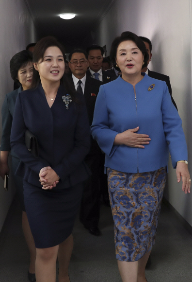 문재인 대통령 부인 김정숙 여사와 김정은 국무위원장 부인 리설주 여사가 18일 오후 김원균명칭 음악종합대학을 방문해 대화하며 이동하고 있다. 2018.9.18 / 평양사진공동취재단