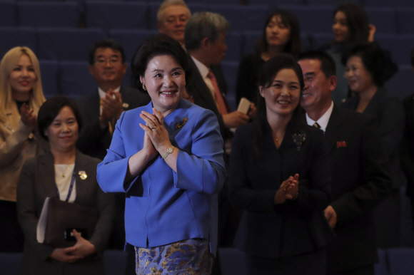 문재인 대통령 부인 김정숙 여사와 김정은 국무위원장 부인 리설주 여사가 18일 오후 김원균명칭 음악종합대학을 방문해 오케스트라 공연을 관람하고 있다. 2018.9.18 / 평양사진공동취재단