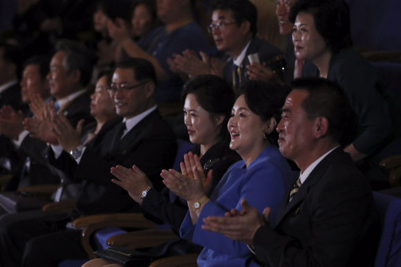 문재인 대통령 부인 김정숙 여사와 김정은 국무위원장 부인 리설주 여사가 18일 오후 김원균명칭 음악종합대학을 방문해 오케스트라 공연을 관람하고 있다. 2018.9.18 / 평양사진공동취재단