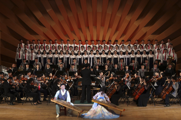 문재인 대통령 부인 김정숙 여사와 김정은 국무위원장 부인 리설주 여사가 18일 오후 김원균명칭 음악종합대학을 방문해 오케스트라 공연을 관람하고 있다. 2018.9.18 / 평양사진공동취재단