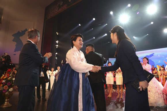 남북정상회담을 위해 평양을 방문중인 문재인 대통령과 부인 김정숙 여사가 18일 오후 평양대극장에서 열린 삼지연 관현악단의 환영공연을 관람한 뒤 김정은 국무위원장, 부인 리설주 여사와 무대에 올라 평양 시민들에게 인사하고 있다. 2018.9.18 /평양사진공동취재단