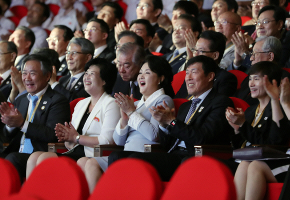 문재인 대통령 부인 김정숙 여사가 19일 오전 평양 만경대 학생소년궁전에서 공연을 관람하고 있다. 2018.09.19. 평양사진공동취재단