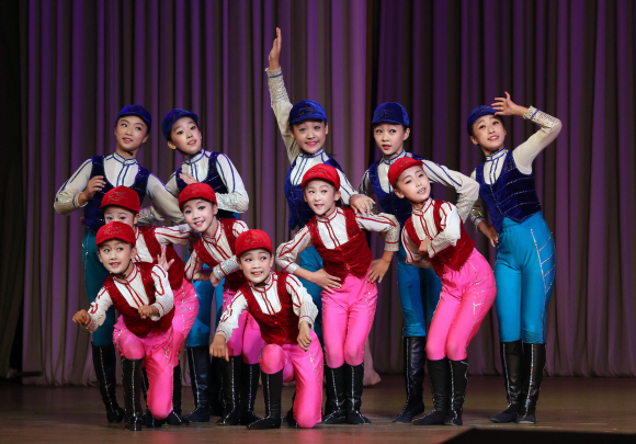 19일 오전 평양 만경대 학생소년궁전에서 학생들이 문재인 대통령 부인 김정숙 여사를 비롯한 남북정상회담 특별 수행원들을 위해 공연하고 있다. 2018.09.19. 평양사진공동취재단