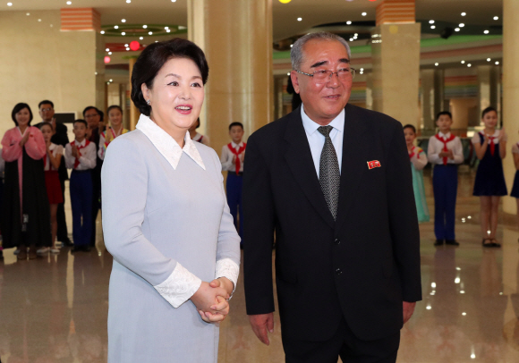 김정숙 여사가 19일 오전 만경대 학생소년궁전을 방문해 렴윤학 총장의 영접을 받고 있다. 2018.09.19. 평양사진공동취재단